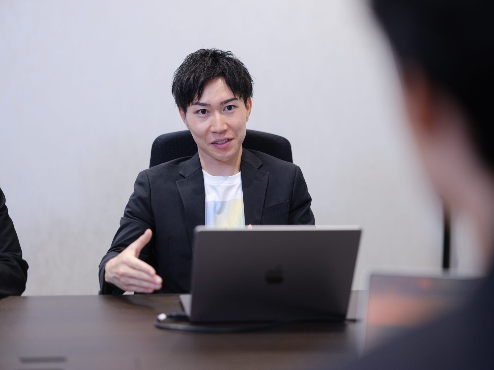 打ち合わせで話す代表 岸田佳祐