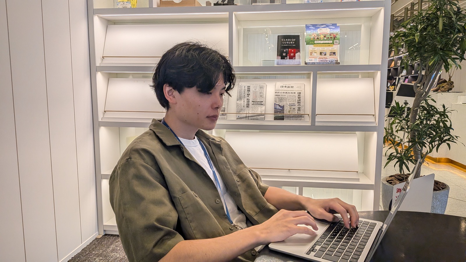 ノートパソコンで作業するトレカプロのメンバー