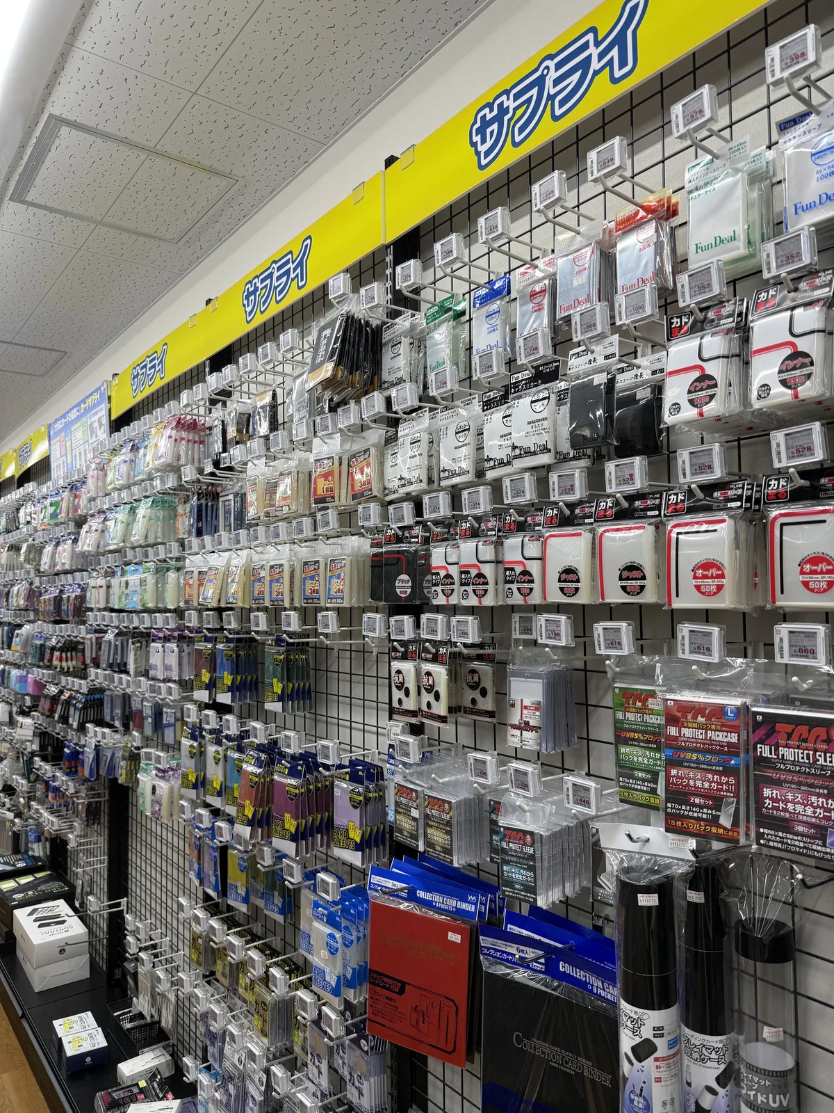壁一面に並んだサプライ売り場