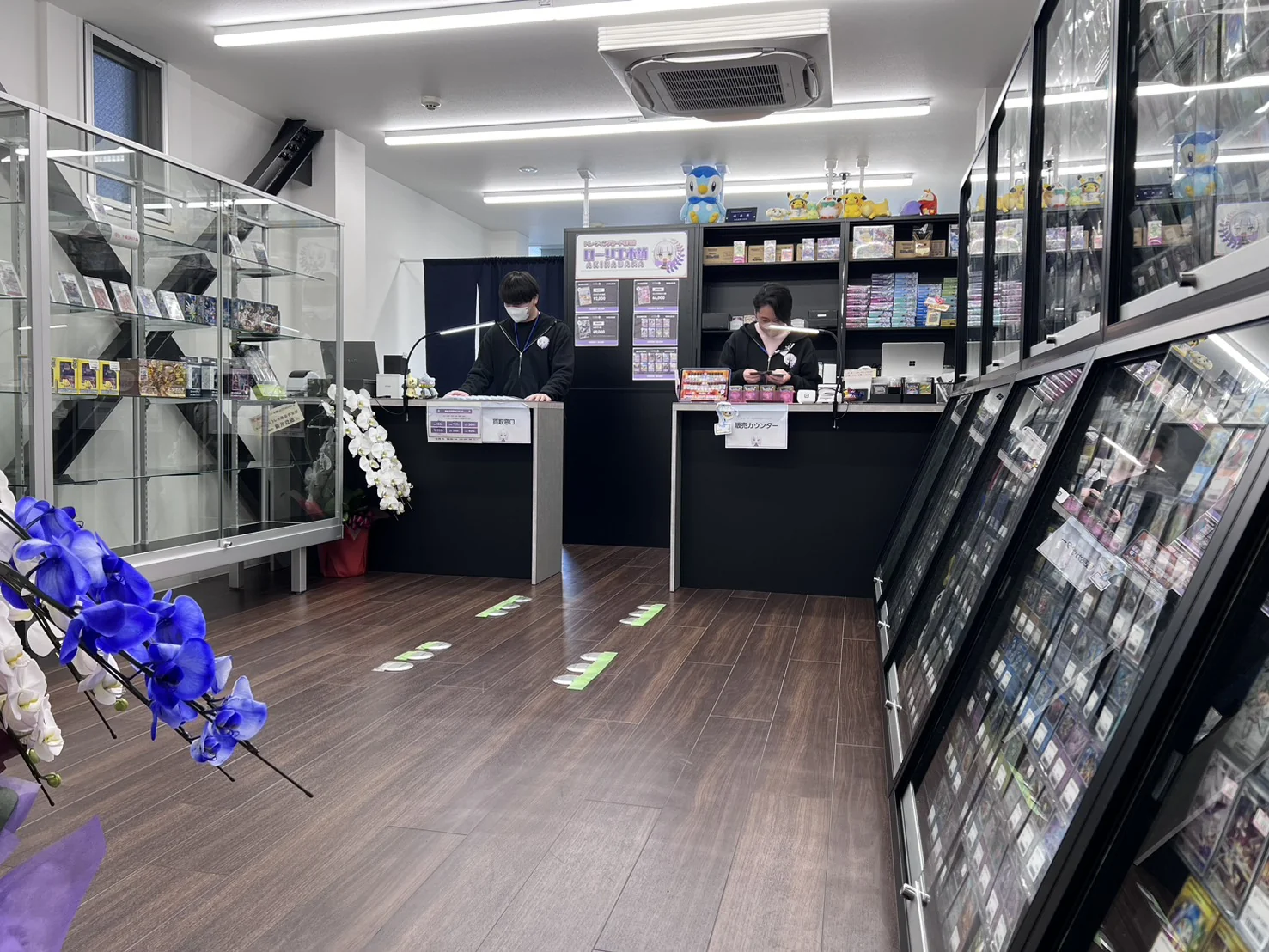 秋葉原「ローリエ本舗」の店内。買取カウンターと販売スペースが一体になった店舗レイアウト